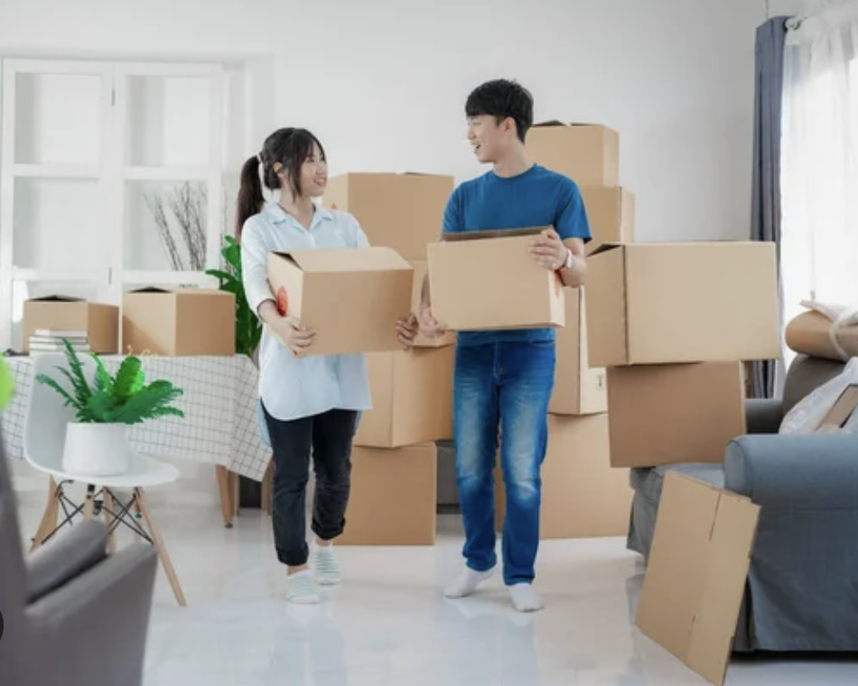 2 personnes qui déplacent des cartons.